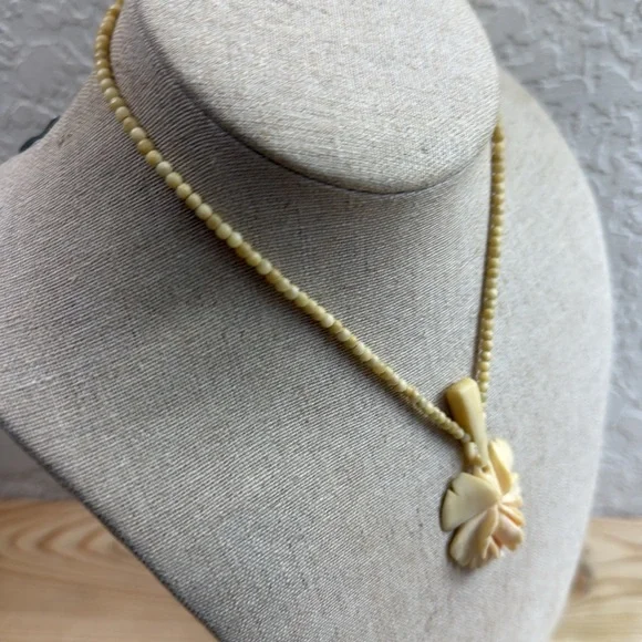 Elegant Cream Necklace with Floral Pendant ivory vintage - Picture 3 of 5
